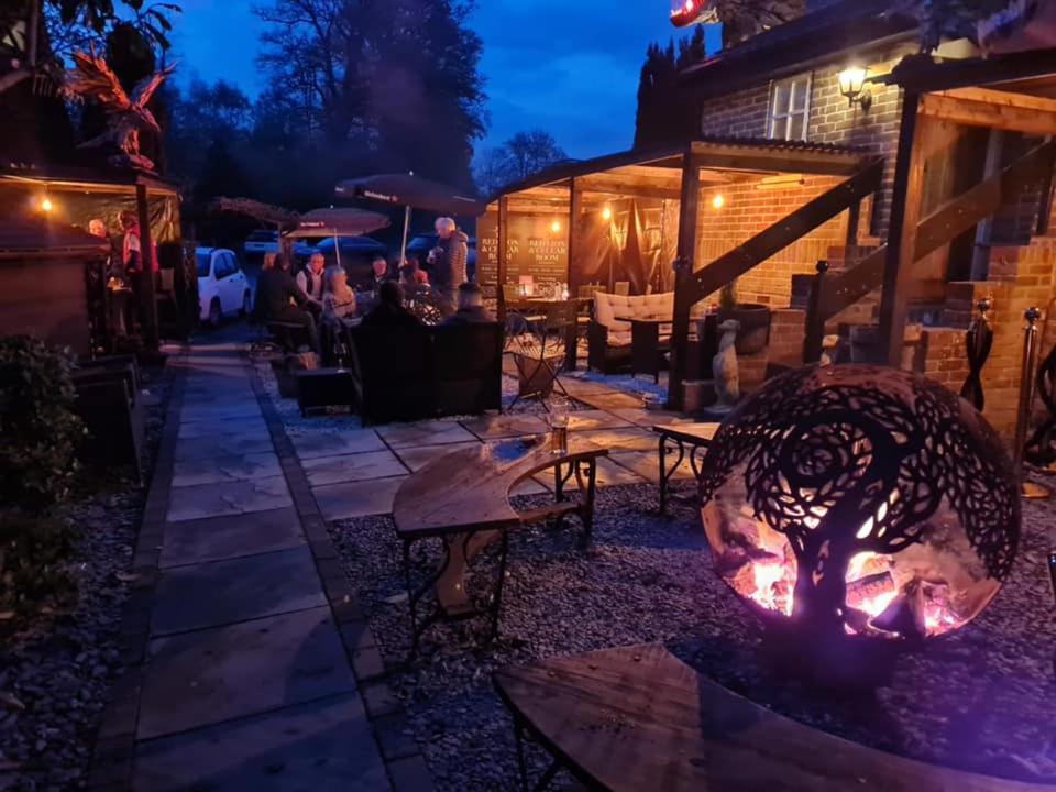 The Red Lion & Cellar Room, Betchworth Buitenkant foto