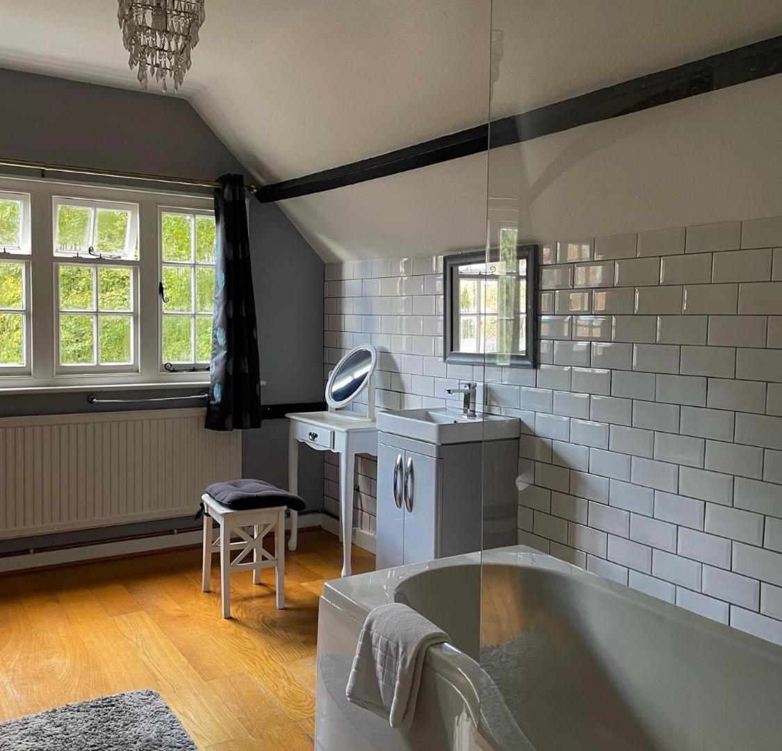 The Red Lion & Cellar Room, Betchworth Buitenkant foto