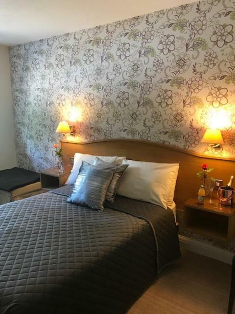 The Red Lion & Cellar Room, Betchworth Buitenkant foto