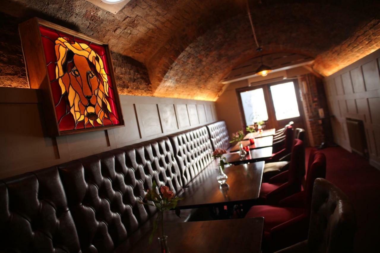 The Red Lion & Cellar Room, Betchworth Buitenkant foto